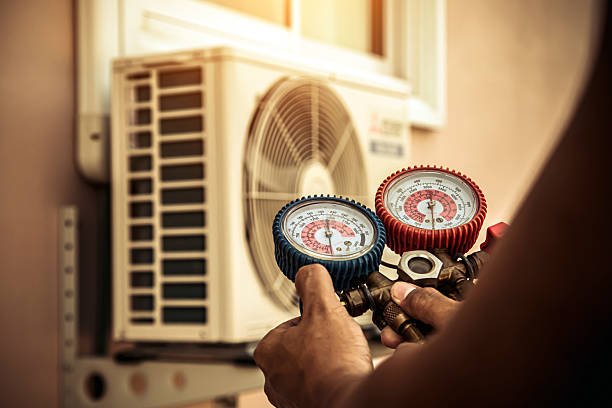 Professional Hvac technician working in Vernon Hills, IL